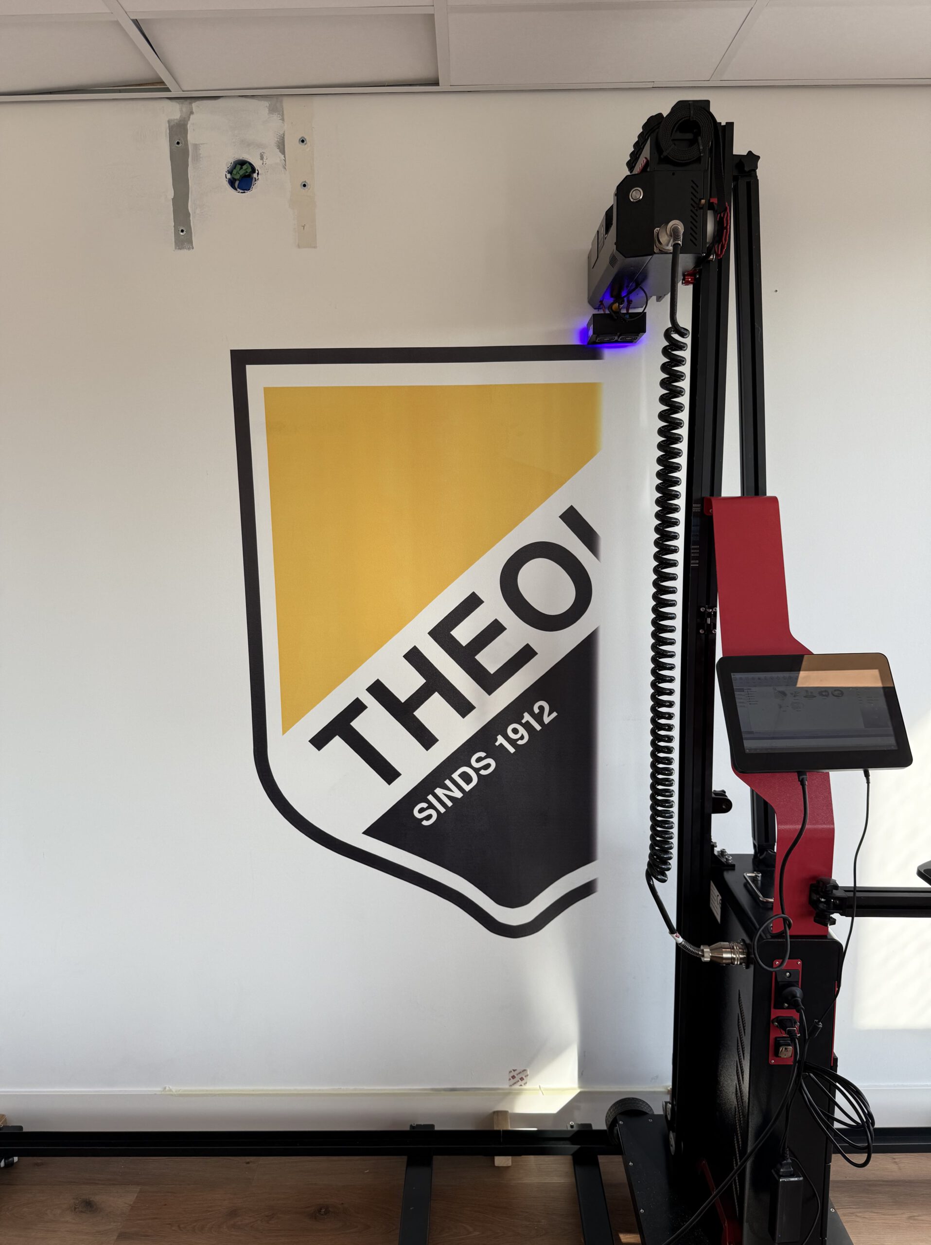 IMG_6878-min Muurprint van het clublogo van TSV Theole in de sponsorhome van het nieuwe clubgebouw