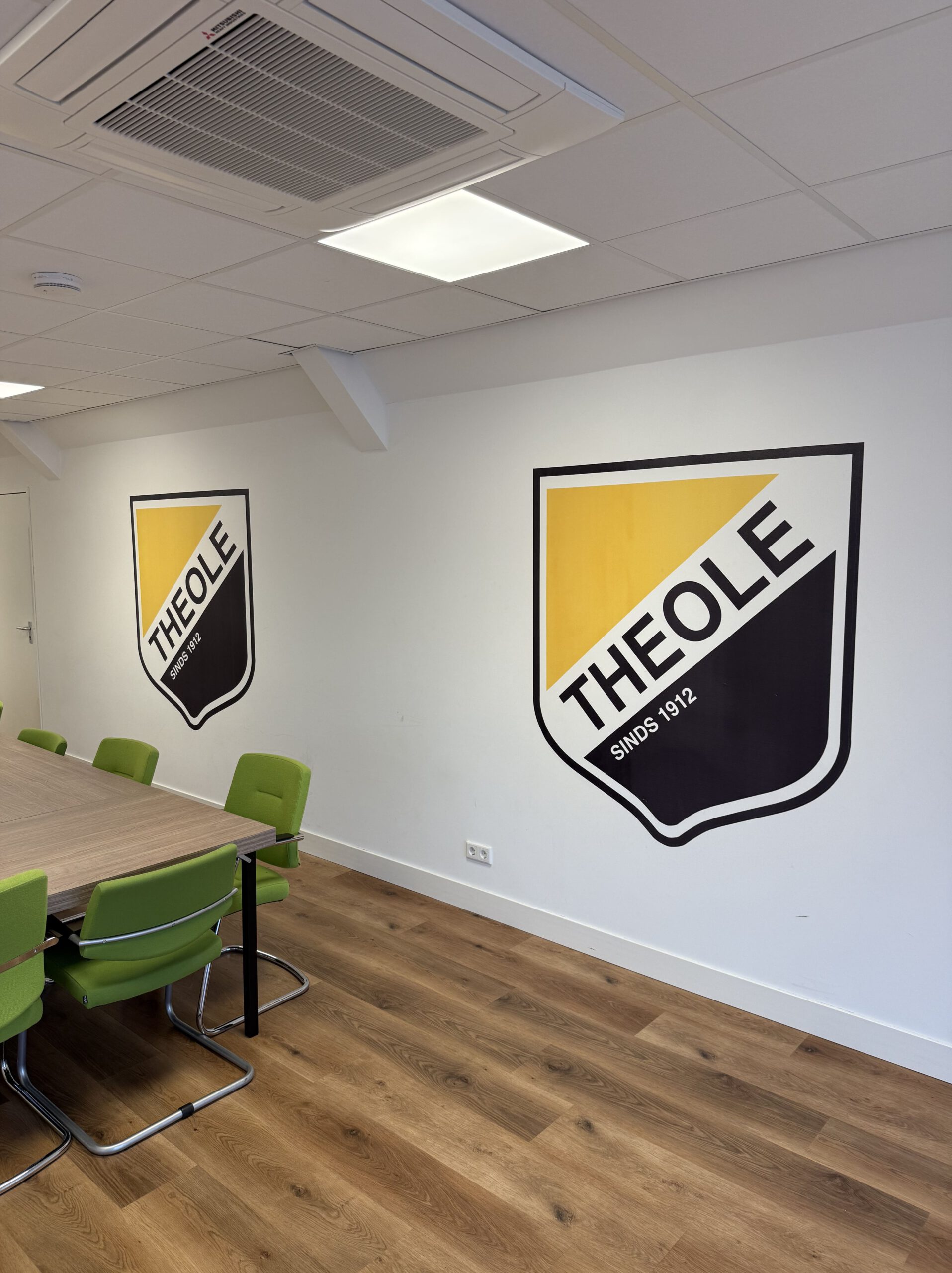 IMG_6951-min Direct op de muur geprint logo van voetbalvereniging TSV Theole in de bestuurskamer