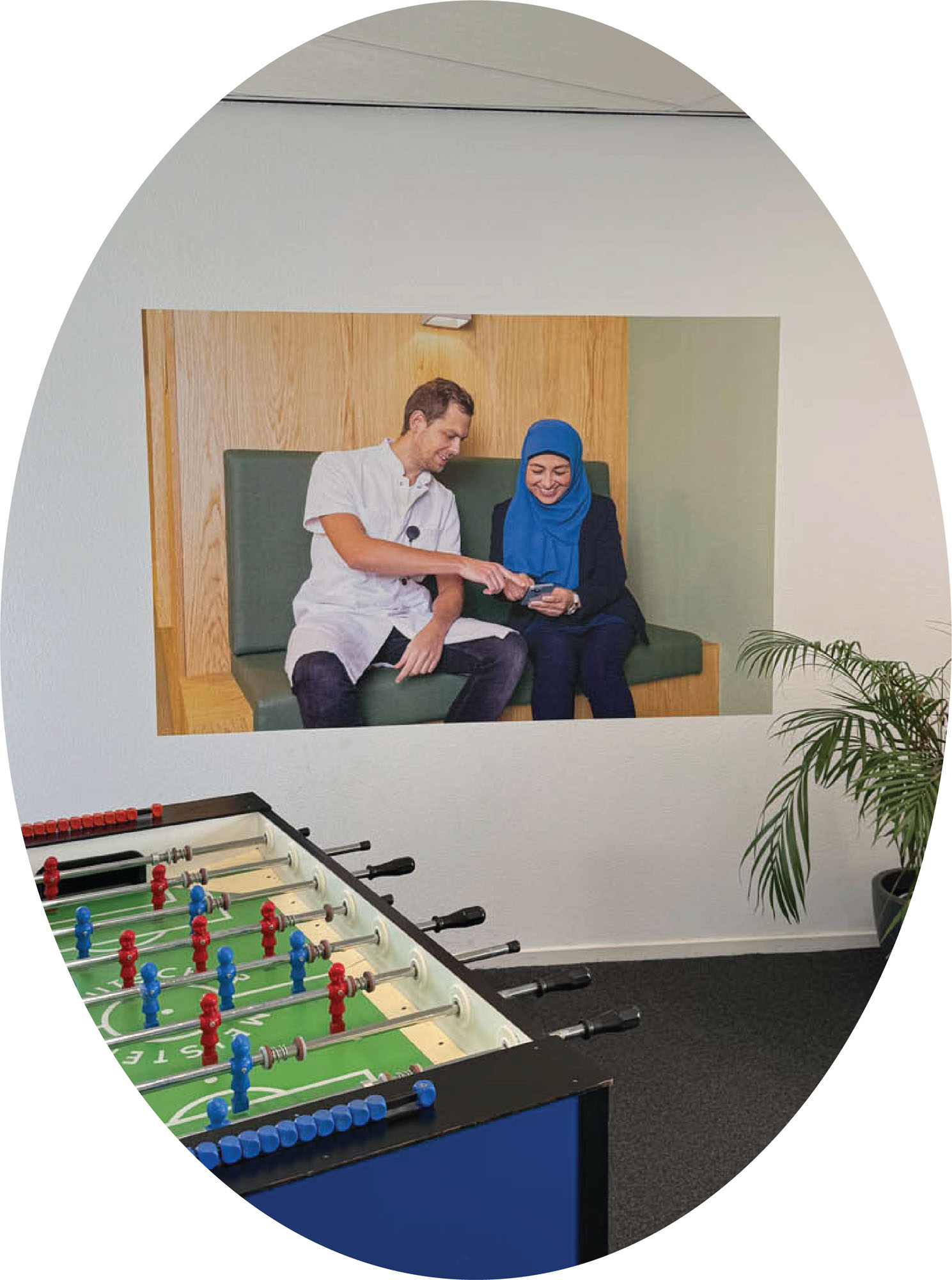 Muurprint met foto op de wand van een kantoorruimte bij BeterDichtbij